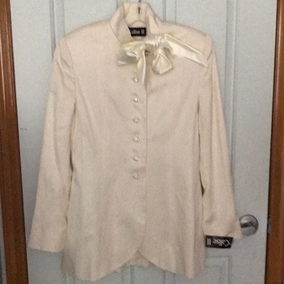 Calise II off white suit. Sz 4. BNWT. 100% silk. - Picture 5 of 7
